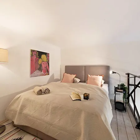 Designer 3br Loft & Mezzanine Near Synagogue