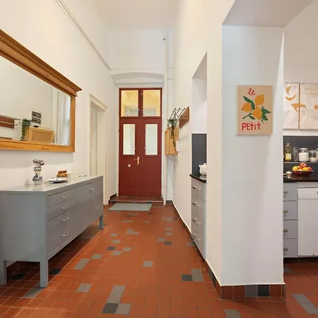 Designer 3br Loft & Mezzanine Near Synagogue