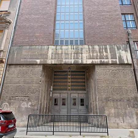 Designer 3br Loft & Mezzanine Near Synagogue Apartment